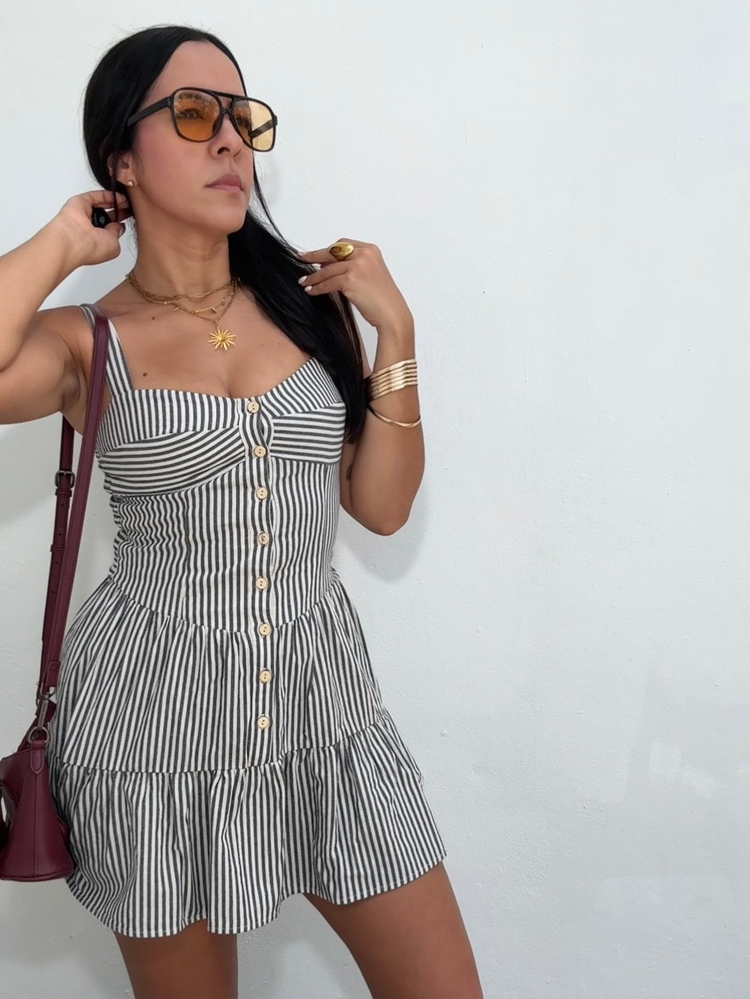 Striped summer mini dress con botones al frente y tirantes ajustables, look fresco de verano