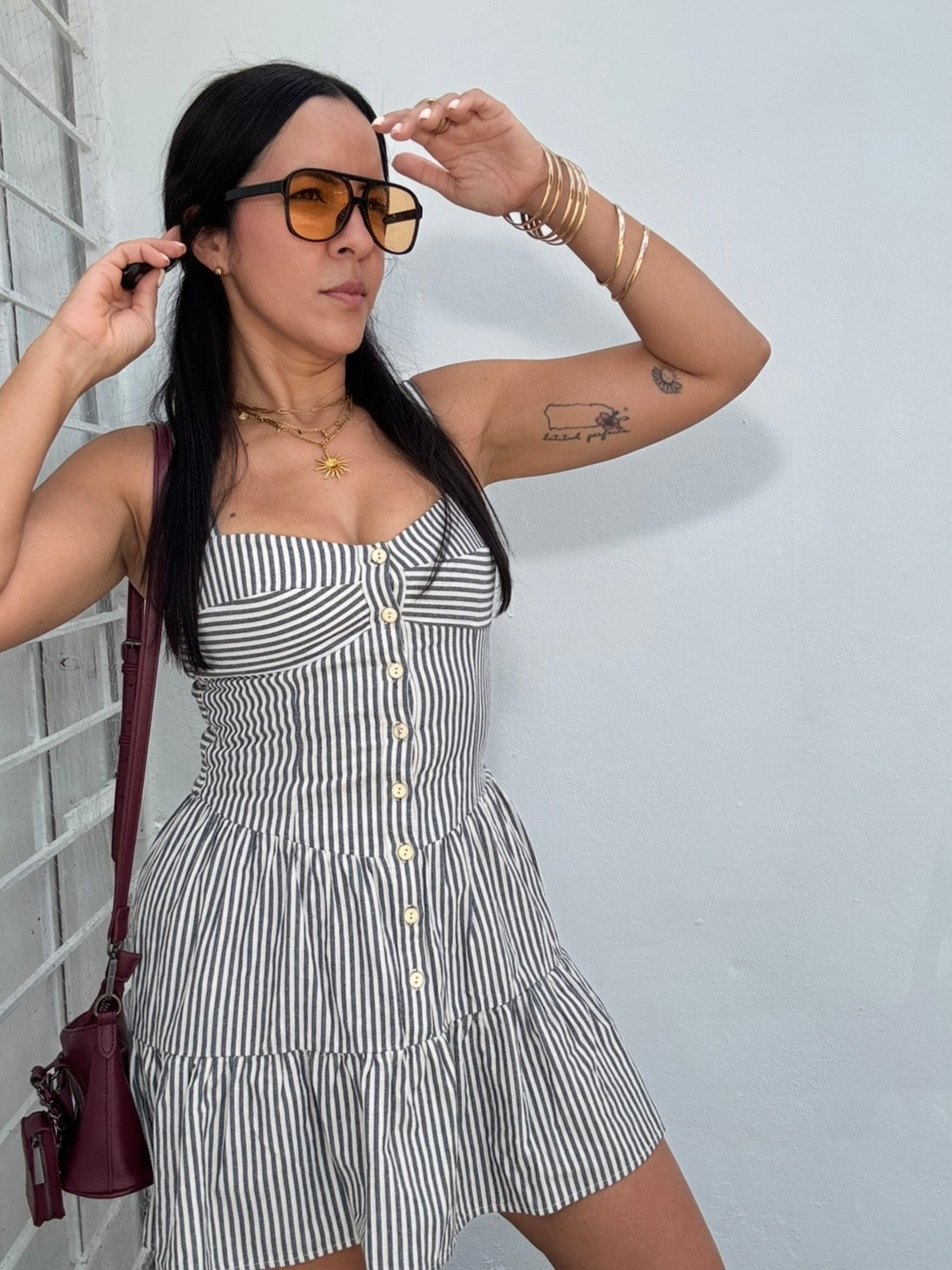 Vestido corto de rayas con botones al frente, estilo casual y cómodo para verano